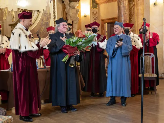 Doktor Honoris Causa - prof. dr hab. Marek Pijarowski, promotor postępowania o nadanie tytułu Doktora Honoris Causa  - prof. Tadeusz Strugała oraz Rektor Akademii Muzycznej - prof. dr hab. Krystian Kiełb