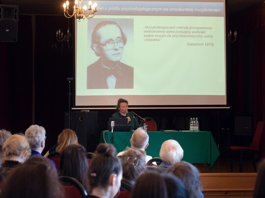 Wystąpienie dr Klaudii Kukiełczyńskiej-Krawczyk - starszego wykładowcy w Zakładzie Muzykoterapii AMKL