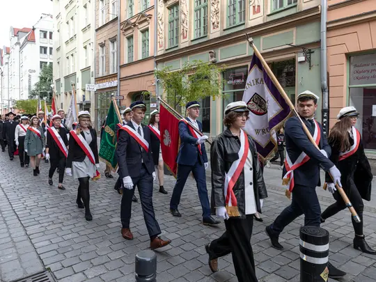 Uroczysty orszak akademicki w drodze na drugą część Środowiskowej Inauguracji Roku Akademickiego 2022/2023 we wrocławskim Rynku