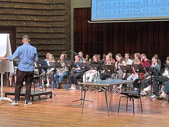 Lionel Sow oraz uczestniczy kursu