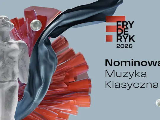 Biała statuetka nagrody Fryderyk na jasnoniebieskim tle w otoczeniu abstrakcyjnych pomarańczowych elementów.