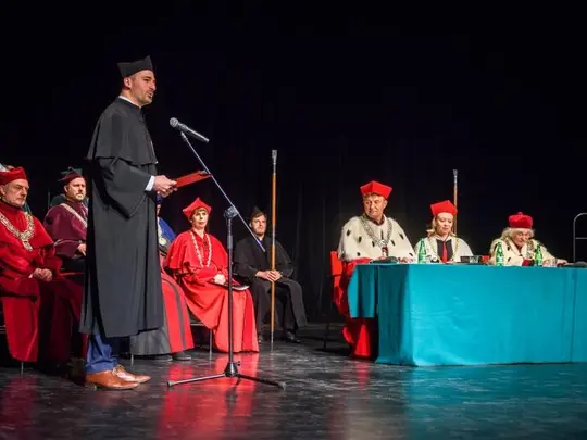 W imieniu promowanych doktor&oacute;w i doktor&oacute;w habilitowanych Uczelni Artystycznych Wrocławia przemawia dr Krzysztof Karpeta (Akademia Muzyczna im. Karola Lipińskiego we Wrocławiu)