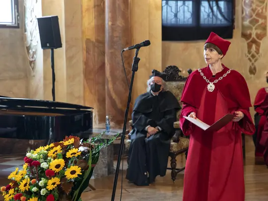 Prorektor Akademii Sztuk Teatralnych, prof. dr hab. Elżbieta Czaplińska-Mrozek,  dokonuje immatrykulacji przedstawicieli student&oacute;w I roku