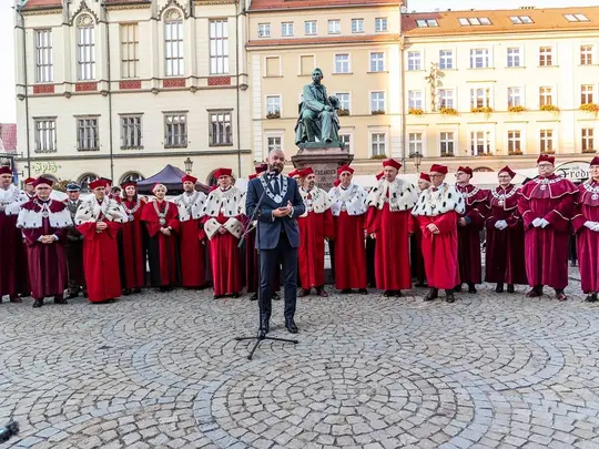 Wystąpienie Prezydenta Wrocławia Jacka Sutryka w obecności orszaku pod pomnikiem Aleksandra Fredry