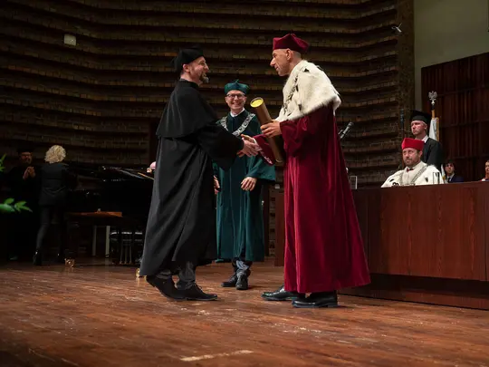 Rektor Akademii Muzycznej prof. dr hab. Krystian Kiełb zaprasza na estradę doktor&oacute;w habilitowanych i wręcza dyplomy