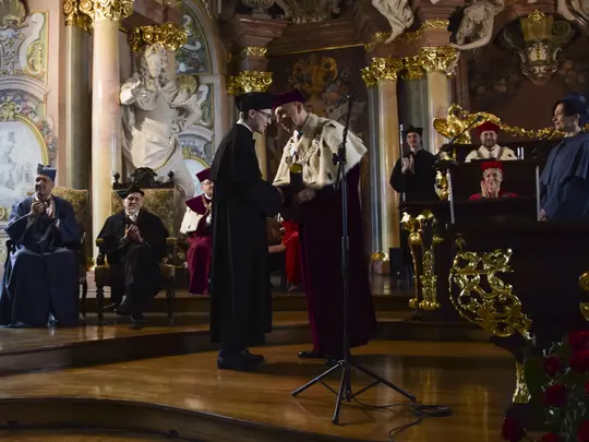 Rektor Akademii Muzycznej prof. dr hab. Krystian Kiełb  wręcza dyplomy Doktorom i Doktorom Habilitowanym