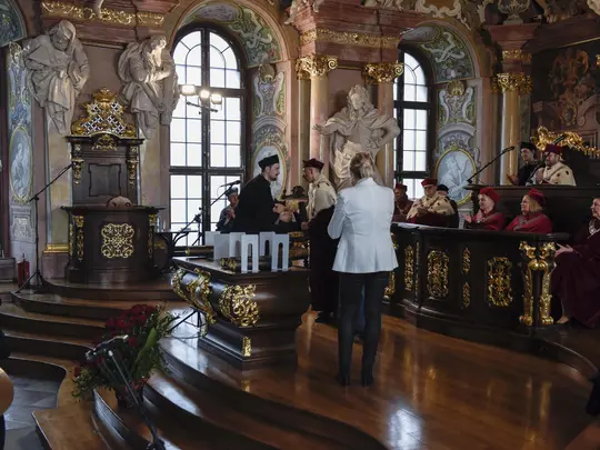 Rektor Akademii Muzycznej prof. dr hab. Krystian Kiełb  wręcza dyplomy Doktorom i Doktorom Habilitowanym