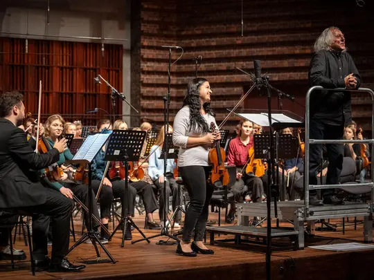 Maestro Marek Pijarowski, Sara Dragan oraz Akademicka Orkiestra Symfoniczna