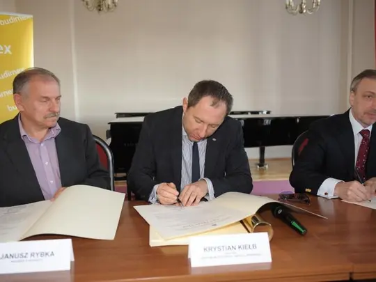 Podpisanie aktu erekcyjnego przez Rektora AMKL Prof. Krystiana Kiełba