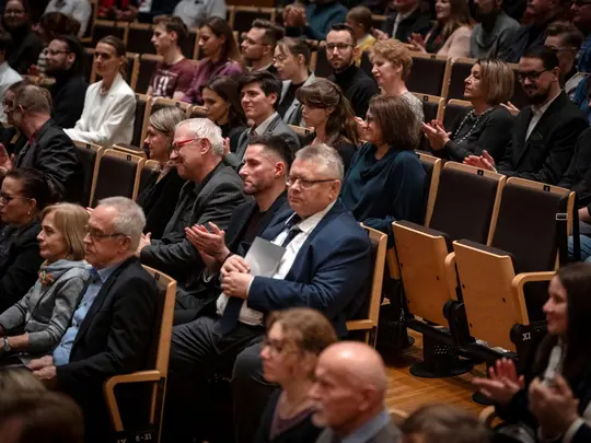 Goście zgromadzeni na Koncercie dla Uczczenia Obchod&oacute;w Święta Nauki we Wrocławiu