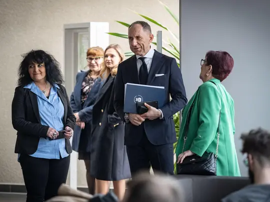 Prof. dr hab. Krystian Kiełb, Kandydat na Rektora Akademii Muzycznej im. Karola Lipińskiego we Wrocławiu na kadencję 2024-2028 oraz członkowie wsp&oacute;lnoty akademickiej zgromadzeni podczas wybor&oacute;w