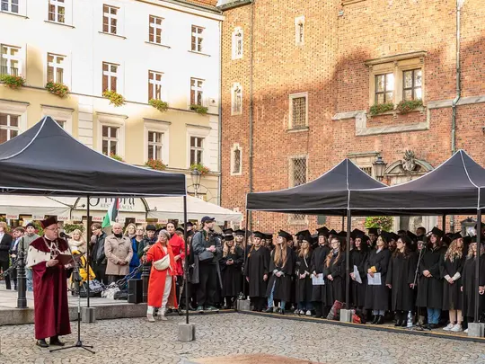Przewodniczący KRUWiO JM Rektor Uniwersytetu Wrocławskiego prof. dr hab. Rober Olkiewicz zaprasza do wysłuchania połączonych ch&oacute;r&oacute;w akademickich Wrocławia