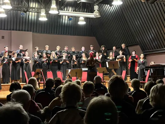 Koncert kolędowo-karnawałowy, wyk. Ch&oacute;r Kamerlany AMKL pod kierownictwem artystycznym prof. dr hab. Jolanty Szybalskiej-Matczak we wsp&oacute;łpracy z mgrem Kacprem Kubiakiem, Orkiestra Smyczkowa Wydziału Edukacji Muzycznej, Ch&oacute;ralistyki i Muzyki Kościelnej pod k