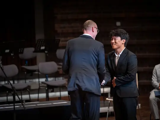Koncert laureat&oacute;w - Dyrektor Wrocławskiego Centrum Akademickiego Tomasz Janoś, Daehwan Kim, laureat I miejsca