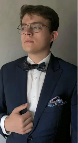 Paweł Szlachta w eleganckim stroju