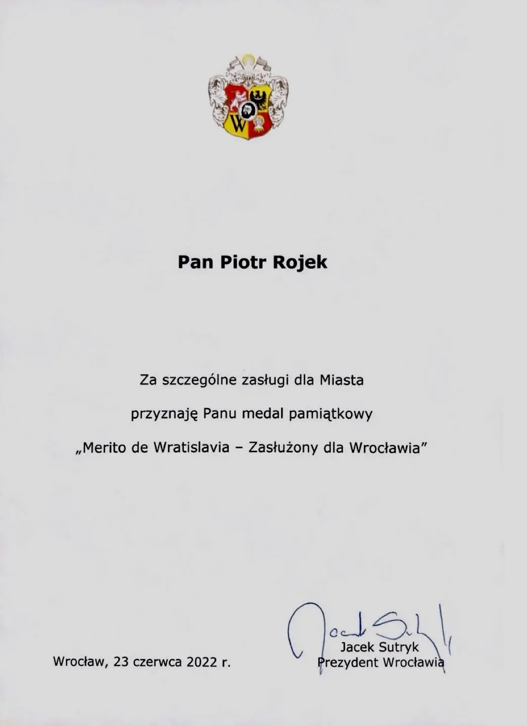 Dyplom informujący o przyznaniu  medalu Merito de Wratislavia – Zaslużony dla Wrocławia dr. hab. Piotrowi Rojkowi, prof. AMKL 