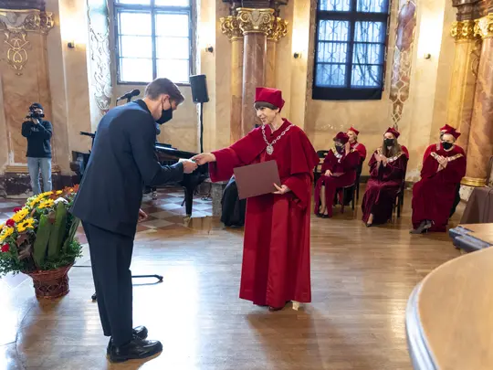 Prorektor Akademii Sztuk Teatralnych, prof. dr hab. Elżbieta Czaplińska-Mrozek, wręcza listy gratulacyjne studentom