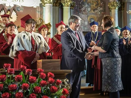 Prezydent RP wręcza dyplom wyr&oacute;żnionej absolwentce Akademii Muzycznej - Joannie Zawartko