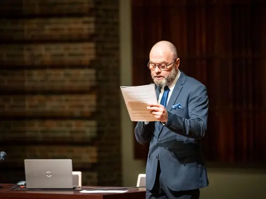 Dr hab. Artur Wr&oacute;bel, prof. AMKL, Przewodniczący Uczelnianej Komisji Wyborczej, przedstawia harmonogram przebiegu spotkania wyborczego