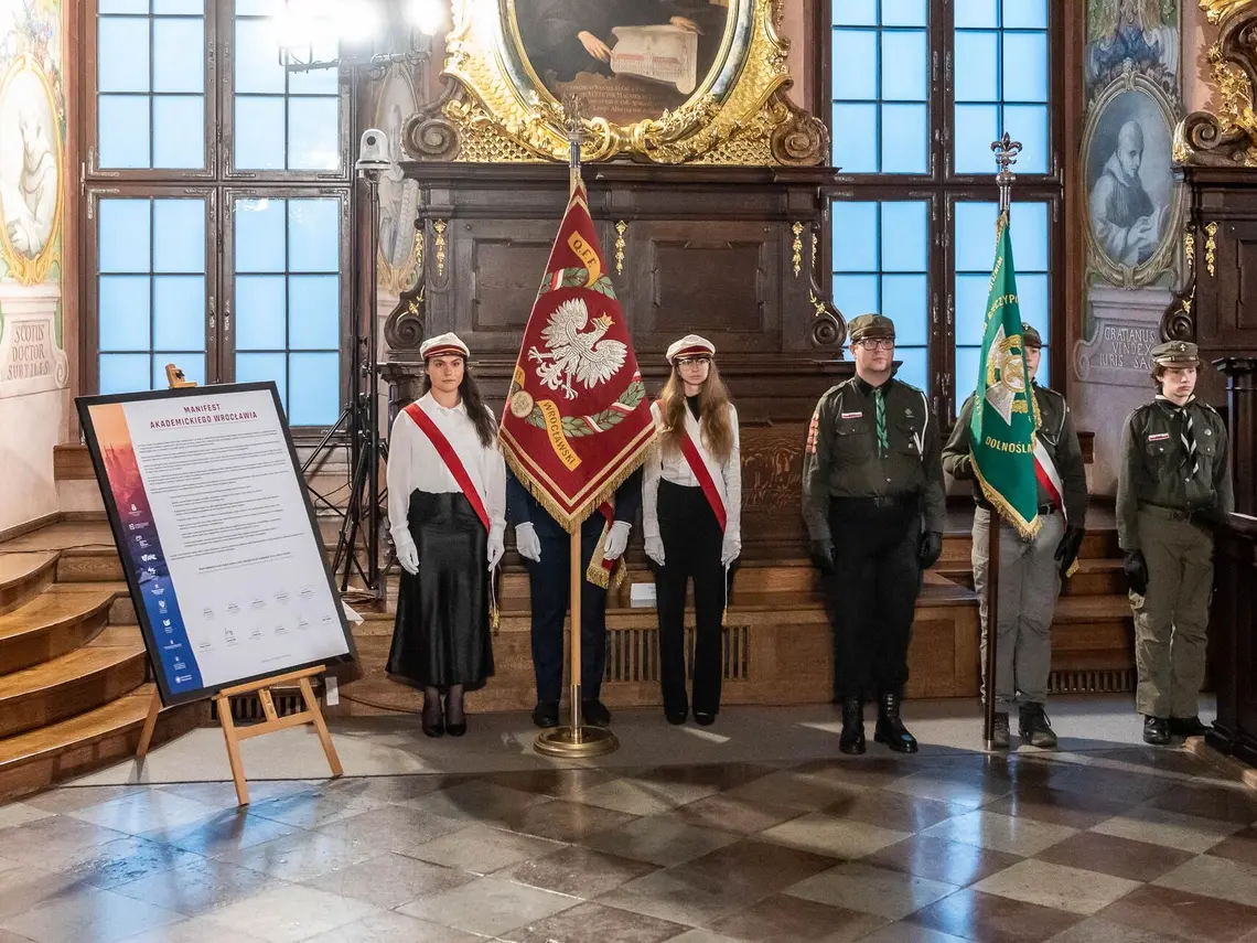 Poczet Sztandarowy Uniwersytetu Wrocławskiego oraz Poczet Sztandarowy Związku Harcerstwa Rzeczypospolitej