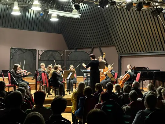 Koncert kolędowo-karnawałowy, wyk. Ch&oacute;r Kamerlany AMKL pod kierownictwem artystycznym prof. dr hab. Jolanty Szybalskiej-Matczak we wsp&oacute;łpracy z mgrem Kacprem Kubiakiem, Orkiestra Smyczkowa Wydziału Edukacji Muzycznej, Ch&oacute;ralistyki i Muzyki Kościelnej pod k