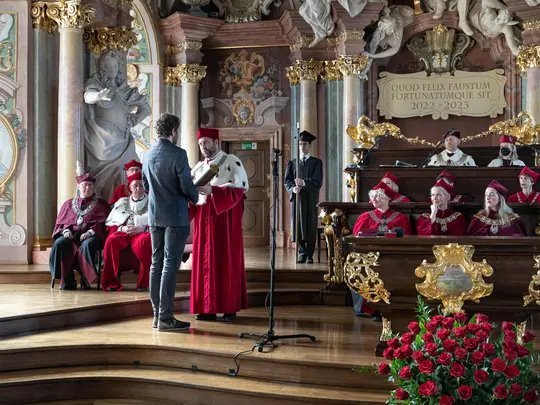 Rektor ASP prof. Wojciech Pukocz nadaje tytuł doktora honoris causa Akademii Sztuk Pięknych im. Eugeniusza Gepperta we Wrocławiu Maestrze Natalii Lach-Lachowicz i przekazuje akt nadania tytułu dhc na ręce Prezesa Zarządu Fundacji ZW Foundation Pana Mateusz