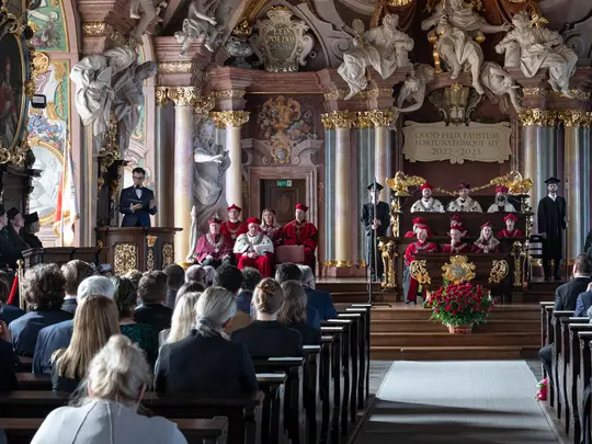 Przem&oacute;wienie w imieniu dyplomant&oacute;w wszystkich trzech Uczelni  Artystycznych Wrocławia wygłasza mgr Ignacy Wojciechowski