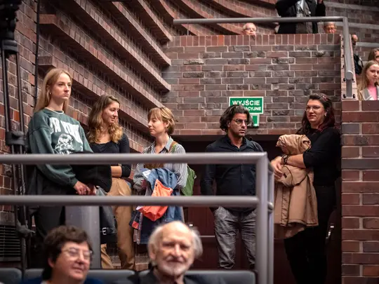 PhD. hab. Bassem Akiki, artistic director of the Academic Symphony Orchestra, and the audience gathered during the open rehearsal