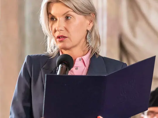 Wiceprezydent Wrocławia Beata Granowska odczytuje list gratulacyjny od Prezydenta Wrocławia Jacka Sutryka i Przewodniczącej Rady Miejskiej Agnieszki Rybczak