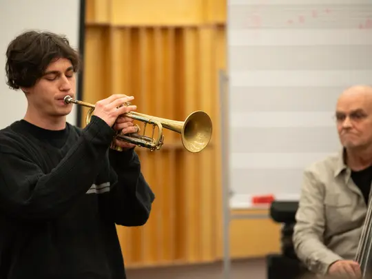 Lars Danielsson  i uczestnik warsztat&oacute;w Jazz Masterclass Możdzer Danielsson Fresco