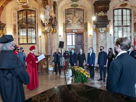 Prorektor Akademii Sztuk Teatralnych, prof. dr hab. Elżbieta Czaplińska-Mrozek,  dokonuje immatrykulacji przedstawicieli student&oacute;w I roku