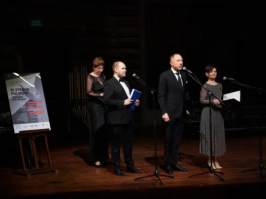 Koncert Laureat&oacute;w, na scenie: prof. dr hab. Krystian Kiełb &ndash; Rektor AMKL, prof. dr hab. Jolanta Szybalska-Matczak &ndash; Kierownik Turnieju,  dr Maria Zawartko oraz mgr Michał Kanafa &ndash; Osoby prowadzące koncert