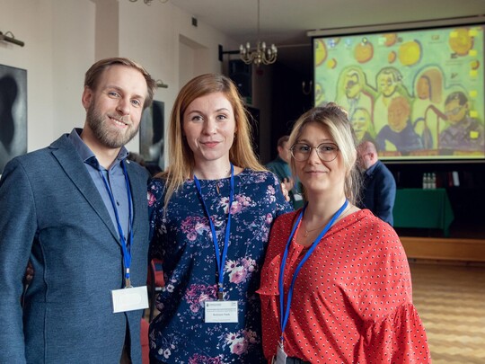 Pracownicy i wsp&oacute;łpracownicy Zakładu Muzykoterapii - mgr Szymon Chrobak (po lewej), dr Katarzyna Turek (po środku), mgr Angelika Wojciechowska (po prawej)
