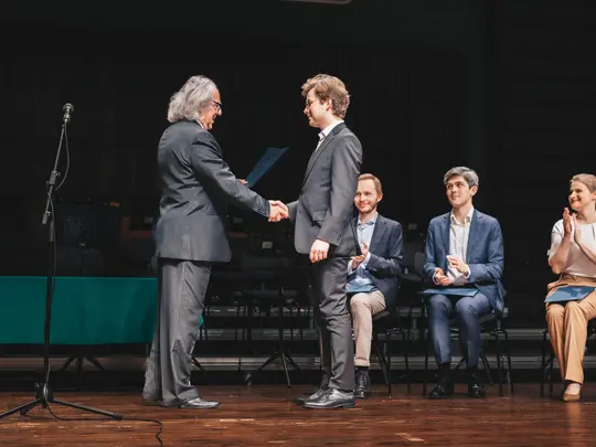 prof. dr hab. Marek Pijarowski wręcza dyplomy Finalistom