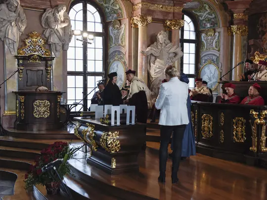 Rektor Akademii Muzycznej prof. dr hab. Krystian Kiełb  wręcza dyplomy Doktorom i Doktorom Habilitowanym