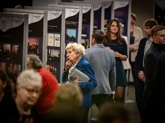 Goście zgromadzeni przed Nadzwyczajnym Koncertem Jubileuszowym