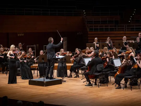 Karolina Podorska, PhD hab. Wojciech Rodek and the Academic Symphony Orchestra