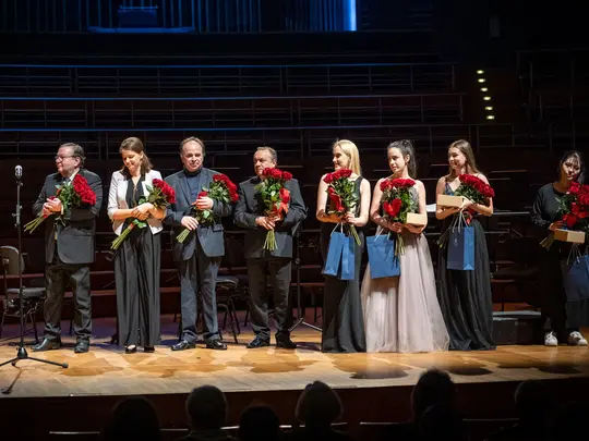The laureates of the 1st International Karol Lipiński Violin Competition together with the Competition Jury: Prof. PhD. hab. Jarosław Pietrzak, Secretary of the Jury PhD. Magdalena Ziarkowska-Kołacka, Prof. Florin Croitoru, Prof. PhD. hab. Bartosz Bryła