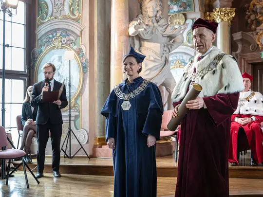 The Rector of the Karol Lipiński Academy of Music in Wrocław, Prof. Dr. Hab. Krystian Kiełb, and the Chairwoman of the Disciplinary Council for Musical Arts, Prof. Dr. Hab. Jolanta Szybalska-Matczak, present diplomas to the promoted Doctors of Arts of the 