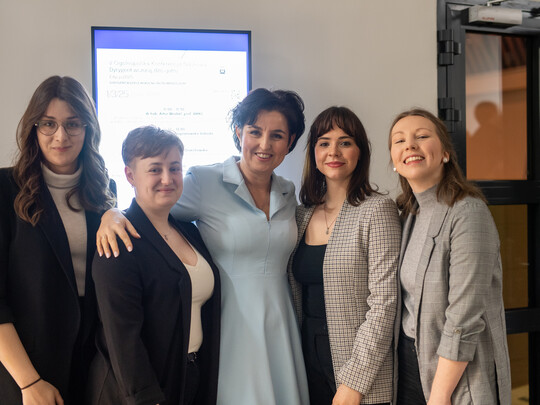 Prof. Dr. Hab. Agnieszka Frank&oacute;w-Żelazny with conference participants