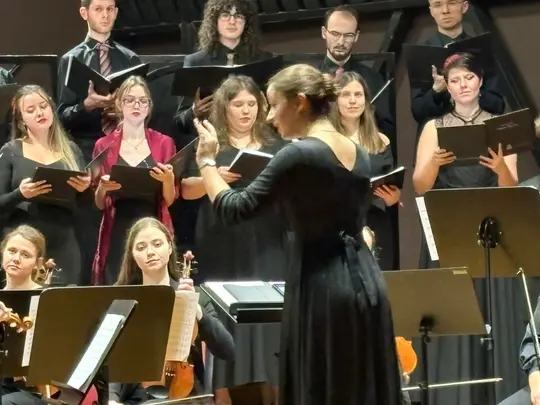 Koncert kolędowo-karnawałowy, wyk. Ch&oacute;r Kamerlany AMKL pod kierownictwem artystycznym prof. dr hab. Jolanty Szybalskiej-Matczak we wsp&oacute;łpracy z mgrem Kacprem Kubiakiem, Orkiestra Smyczkowa Wydziału Edukacji Muzycznej, Ch&oacute;ralistyki i Muzyki Kościelnej pod k