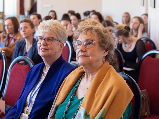 dr Helena Cesarz (po lewej) oraz dr Iwona Polak (po prawej) - wieloletni pracownicy Zakładu Muzykoterapii AMKL