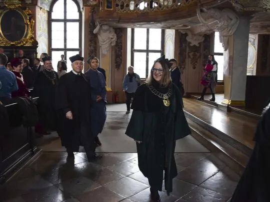 Orszak akademicki opuszcza Aulę Leopoldina