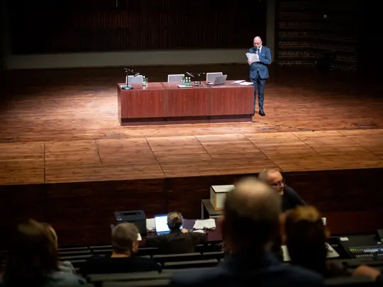 Dr hab. Artur Wr&oacute;bel, prof. AMKL, Przewodniczący Uczelnianej Komisji Wyborczej, przedstawia harmonogram przebiegu spotkania wyborczego