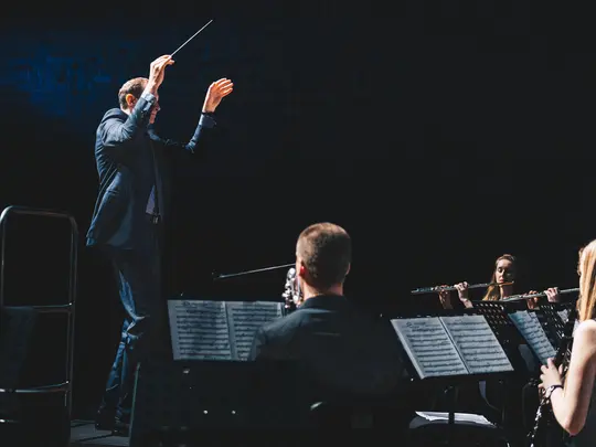 Maestro Piotr Bugaj podczas Koncertu Galowego Uczestnik&oacute;w Orkiestry Saksofonowej