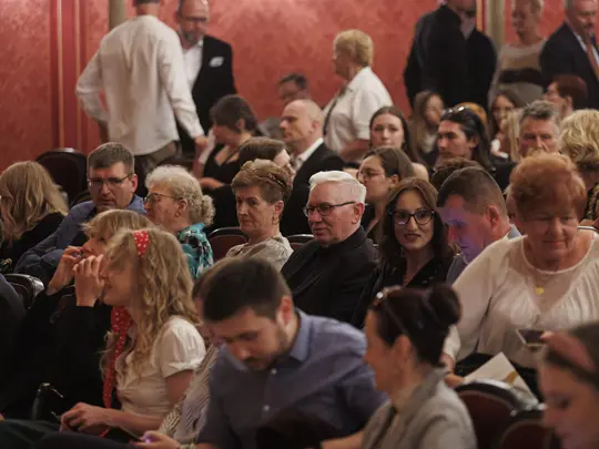 Publiczność zgromadzona na spektaklu Wesele Figara z okazji Uroczystego Zamknięcia Obchod&oacute;w Jubileuszu 75-lecia Akademii Muzycznej im. Karola Lipińskiego we Wrocławiu