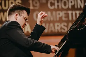 Piotr Alexewicz przy fortepianie