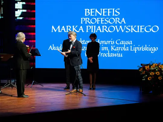 Konsul Honorowy Republiki Austrii, Edward Wąsiewicz, odczytuje adres gratulacyjny