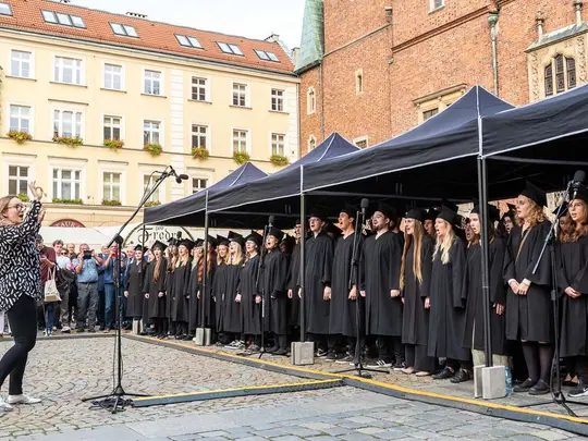 The combined academic choirs of Wrocław, conducted by Anna Sipak, perform "Gaudeamus igitur"