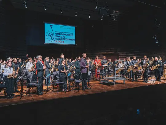 Maestro Lev Arstein podczas Koncertu Galowego Uczestnik&oacute;w Orkiestry Saksofonowej